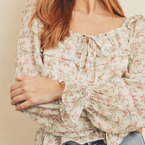 Tops - NWT Prairie Floral Blouse